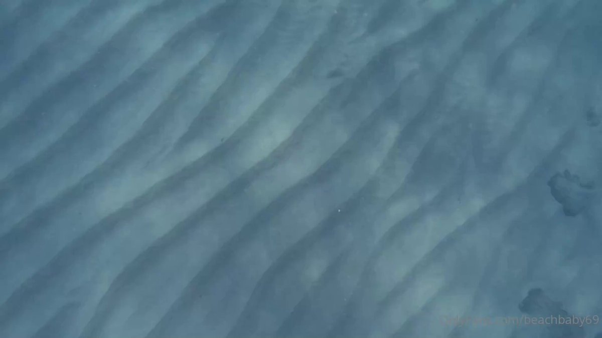 水中で裸泳する美人、巨乳を揉まれ狂って絶頂