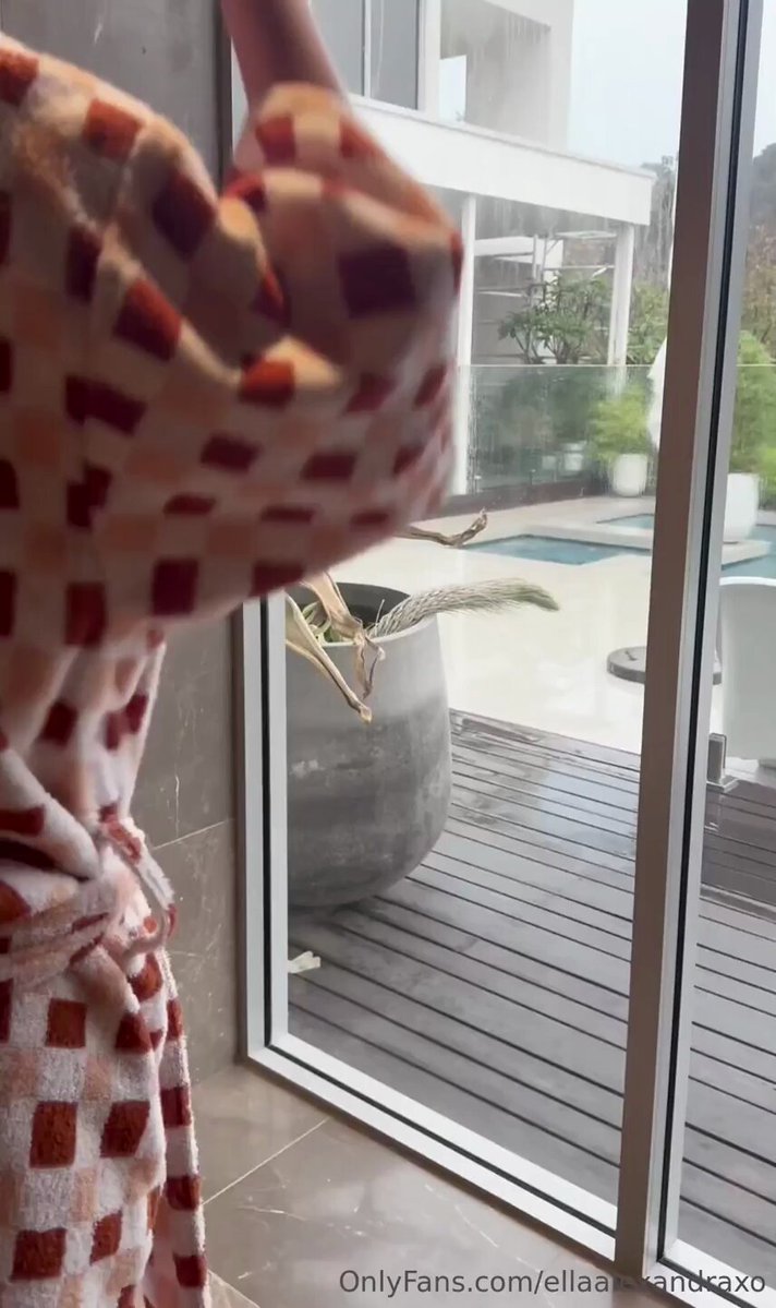 バスローブの誘惑！金髪美女がバスローブを脱いでプリッとしたお尻を揺らす全裸ショー