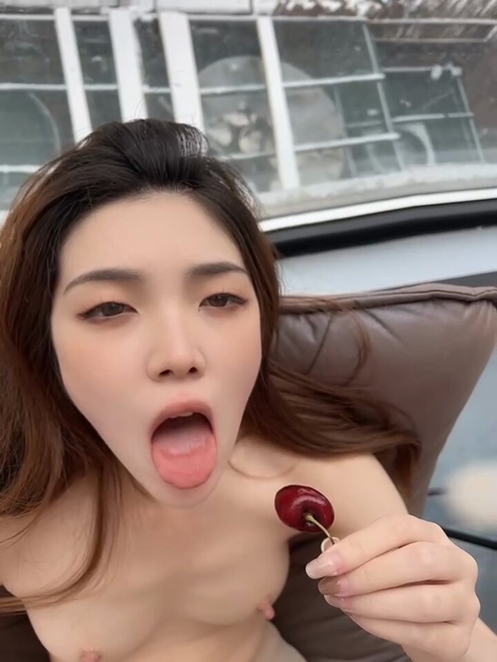 #空姐#母狗#調教#毒龍#喝尿#舔腳空姐退役生活奢靡，專挑富家子弟調教，當他們胯下的母狗，灌精容器，榨汁機。舔腳毒龍喝尿

 