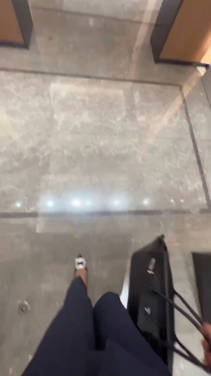 Pulang kerja untuk makan malam. Besok libur; aku akan mengurangi beban kerja dan lebih banyak waktu bersama keluarga. 🎊 