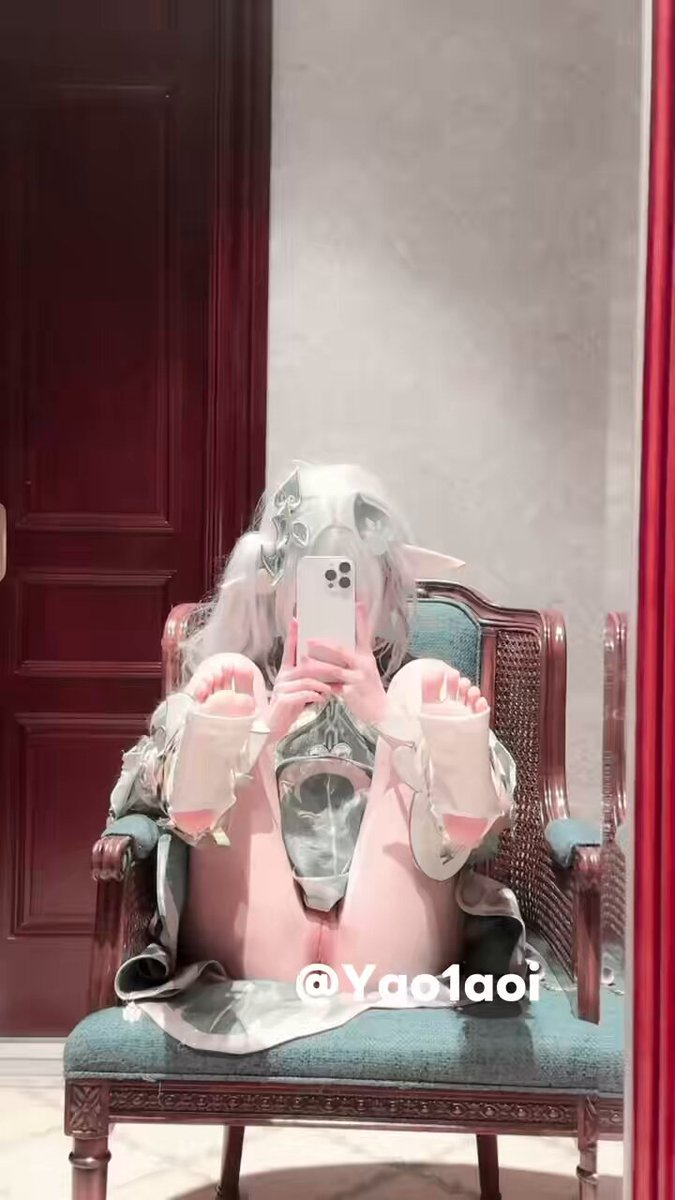 Silver-haired loli spreads her legs on a chair! Pink pussy selfie tease 123av.fun