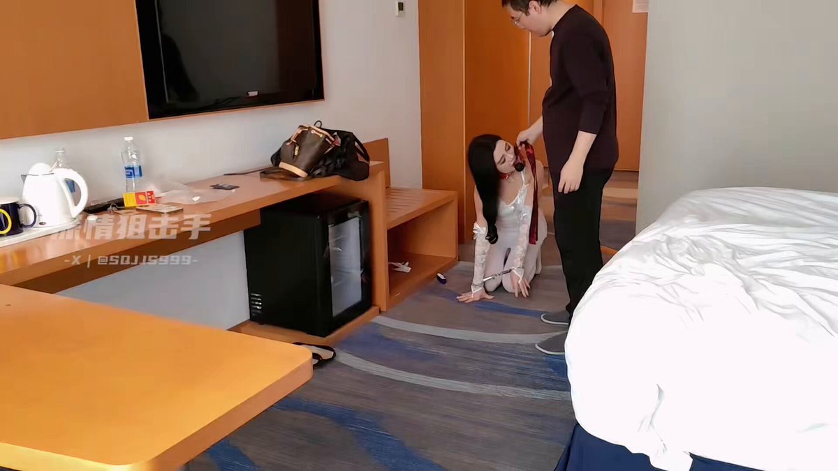 수십만 달러를 들여 결혼시킨 신부를 보러 오세요. 삼촌의 보살핌 덕분에 순종적이고 예의 바르게 자라서 우리 둘 다 잘 섬기고 있어요. 특히 혀가...