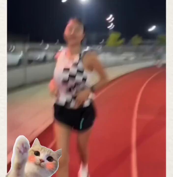 巨乳美女のナイトランで激しく揺れる胸！黒ストッキング×ショートパンツが無限の想像を誘う