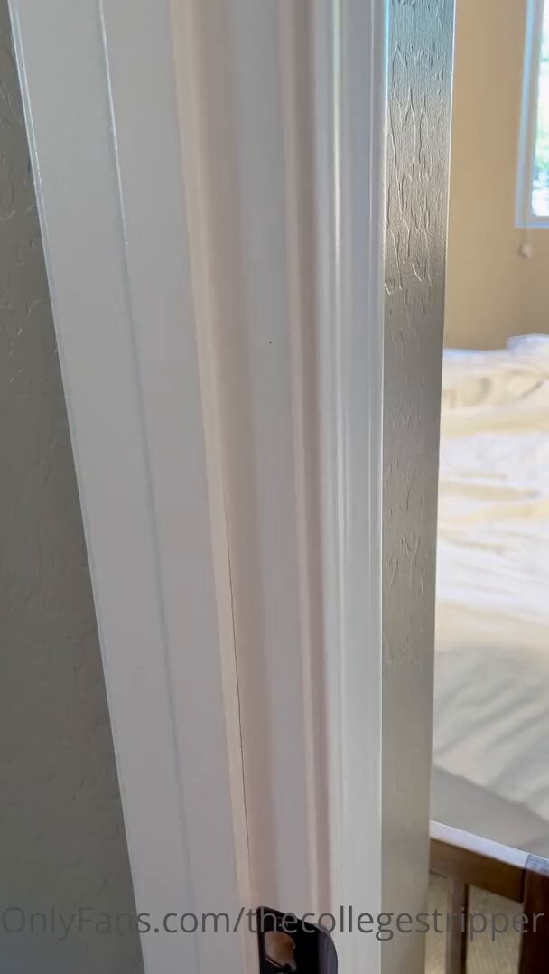 大学生ストリッパーがベッドで大きく足を開き激しく挿入、潮吹きで絶頂