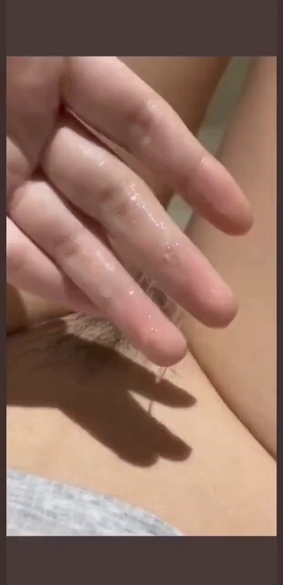 Últimamente sigo teniendo sueños húmedos, aunque no sea primavera. Me despierto con los pantalones mojados otra vez, y la verdad es que n...