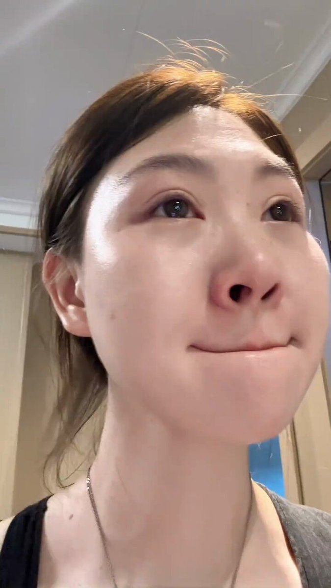 นั่งอยู่คนเดียว น้ำตาไหลพรากโดยไม่ทันตั้งตัว ทันใดนั้นฉันก็รู้ตัวว่าหัวใจว่างเปล่า มีเพื่อนให้โทรหาเพียงไม่กี่คน และไม่มีใครรักฉันอย่างสุ...