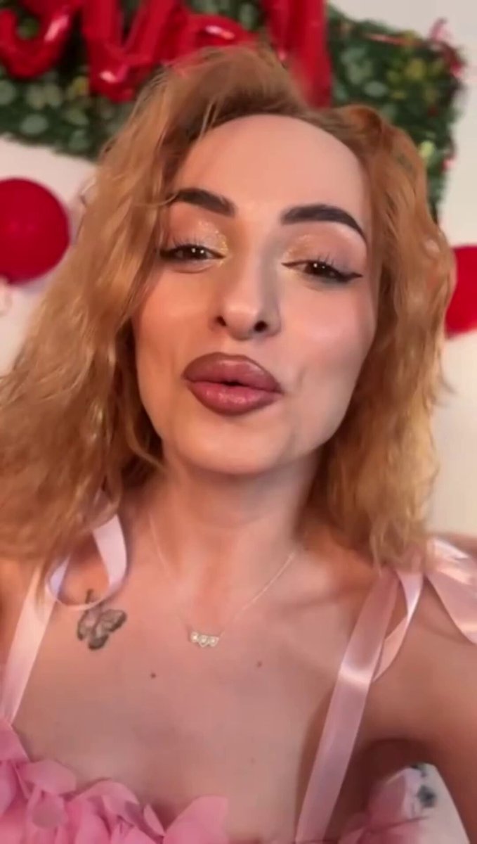 性感尤物圣诞粉色诱惑吹吻大秀，丰满奶子超吸睛！