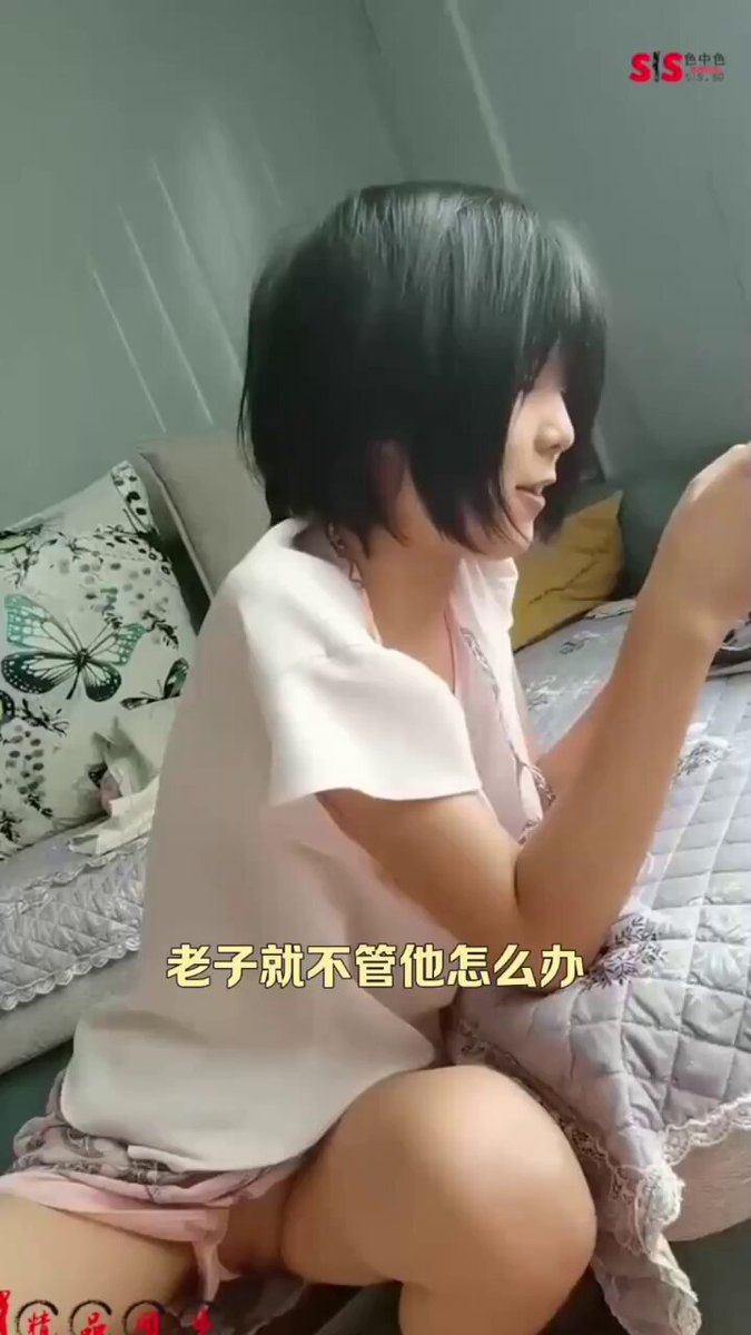 放暑假後妹妹天天在家玩遊戲，也不管媽媽有沒有在旁邊，故意露出嫩穴勾搭哥哥，看到哥哥沒反應，直接背對著老媽把哥哥的“棒棒“塞進了嘴裡，沒幾下...