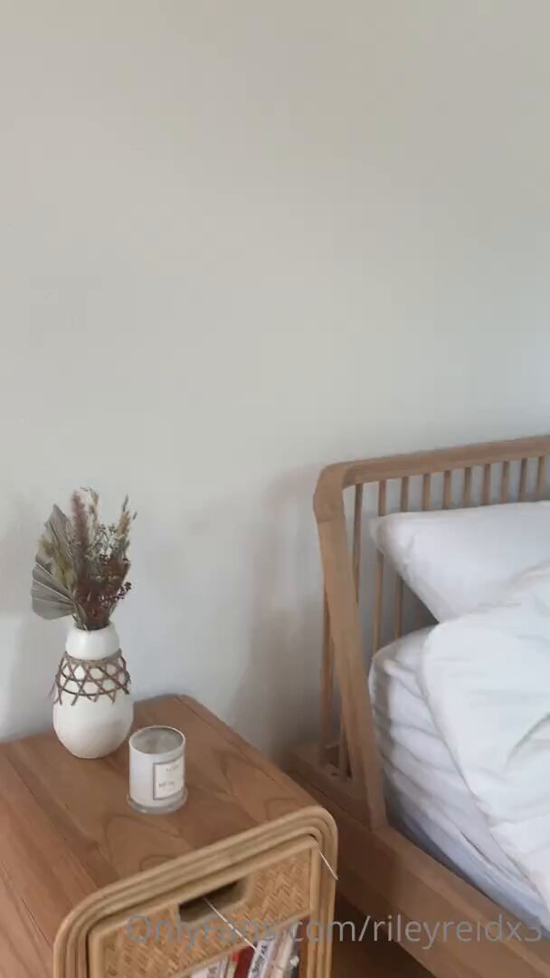 床上拉丝内裤大秀！美乳翘臀自摸高潮喷水