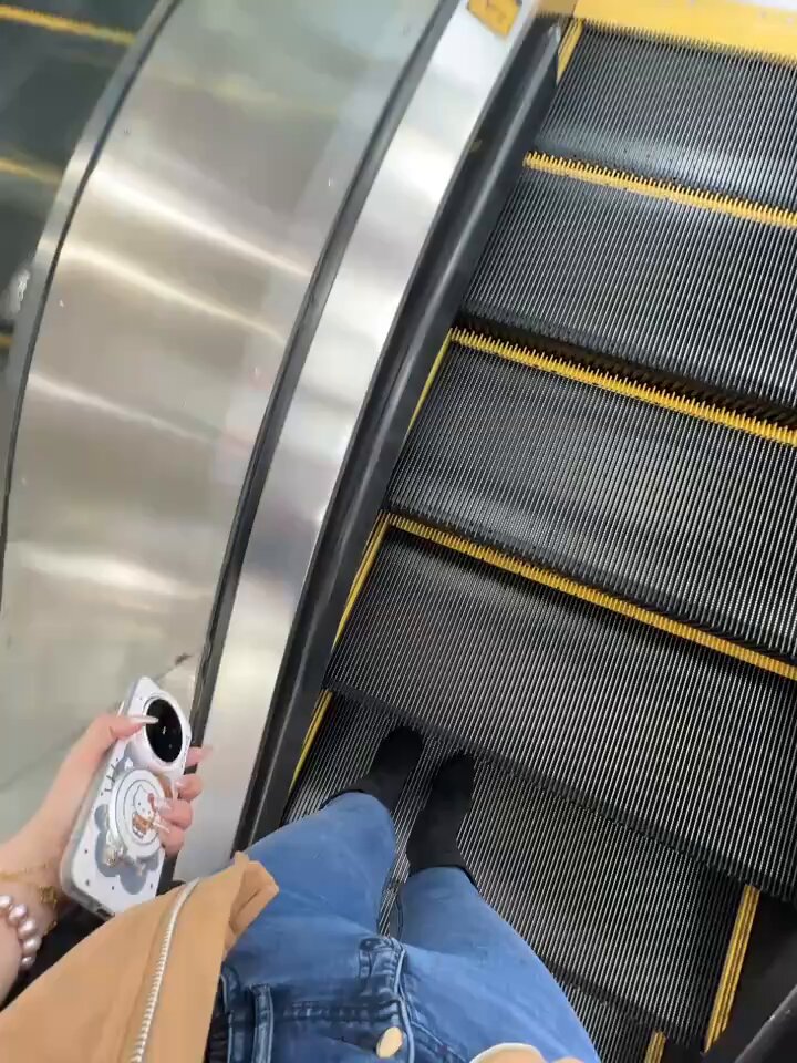 商業施設のエスカレーターで大胆にセルフ！黒ストッキングの美脚が開いて穴を弄る超刺激的