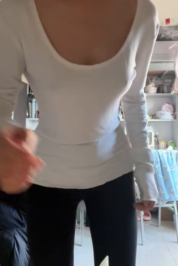 룸메이트가 옷을 반쯤 벗고 돌아왔는데 너무 무서웠어요 😟

 

 
 