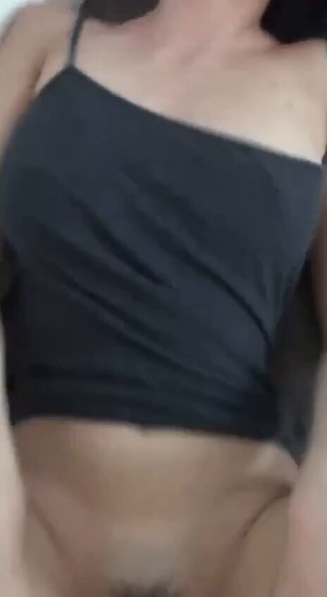 跨年了，顺便验证一下自己！  天天晒不到太阳，感觉更白了。不管是足底还是小穴，好像都嫩嫩的…  希望新的一年得到更多刺激，同城可以认识哦～ 