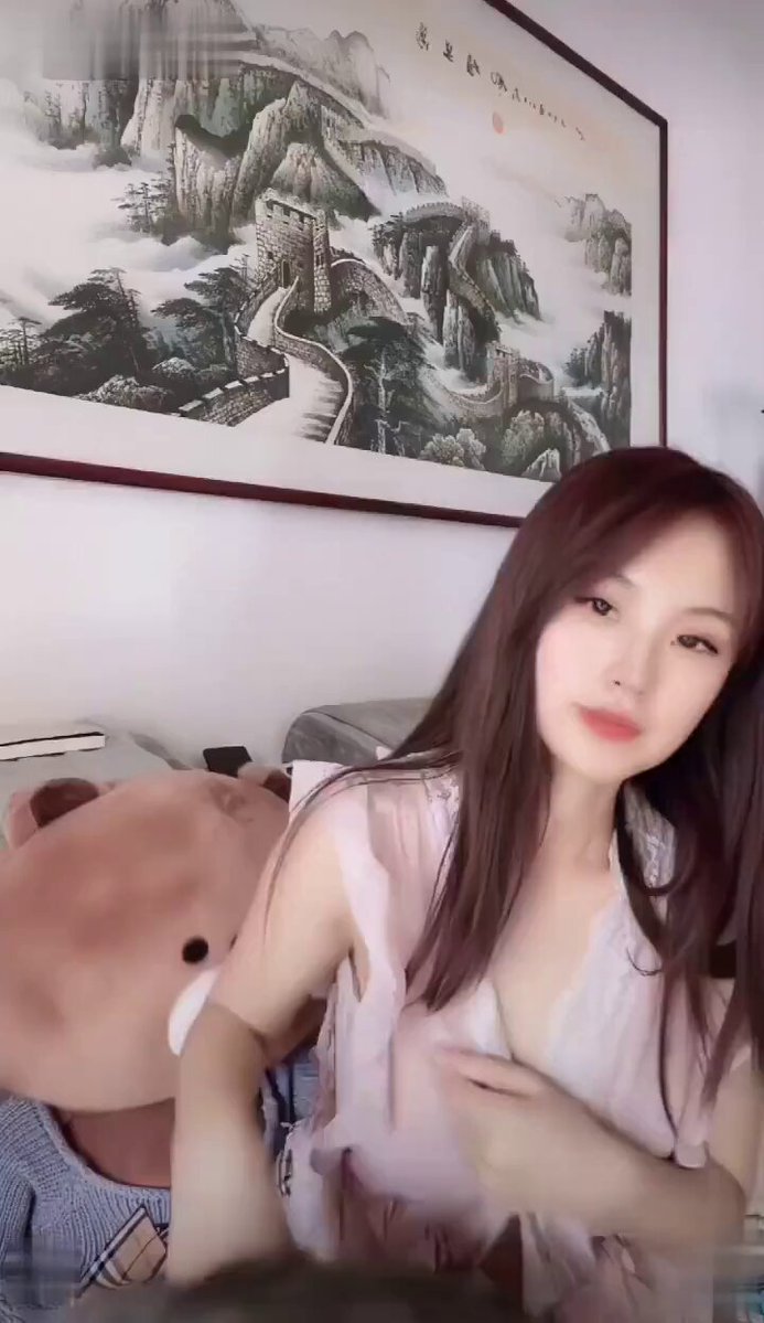 長い髪の美女がピンクのキャミソールで誘惑するセルフタッチ生配信