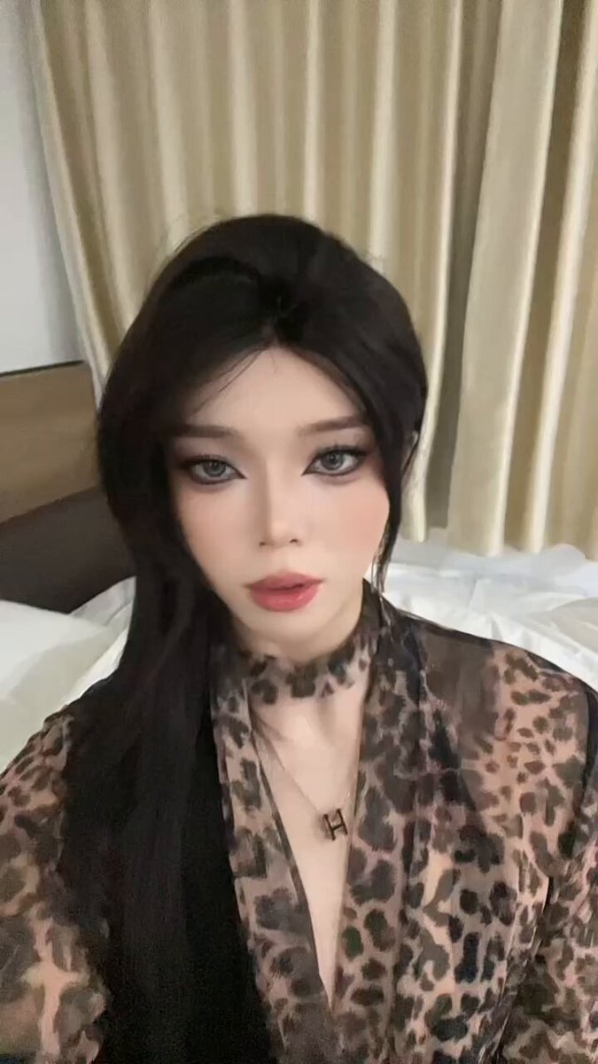 Nie wiem, czy to seksowne, czy nie, ale przekonasz się, jak spróbujesz. #Fuzhou #Crossdresser #TS #FourLoves #DoggySex 