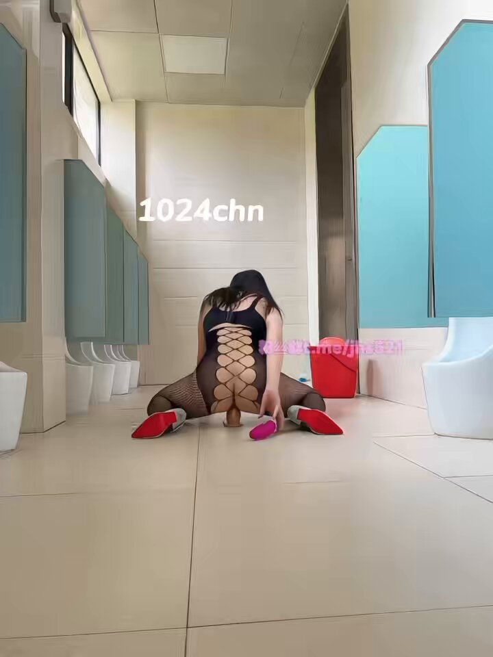 在公厕玩小玩具 被保安大爷发现后 不让走了 #露出 #翻车 