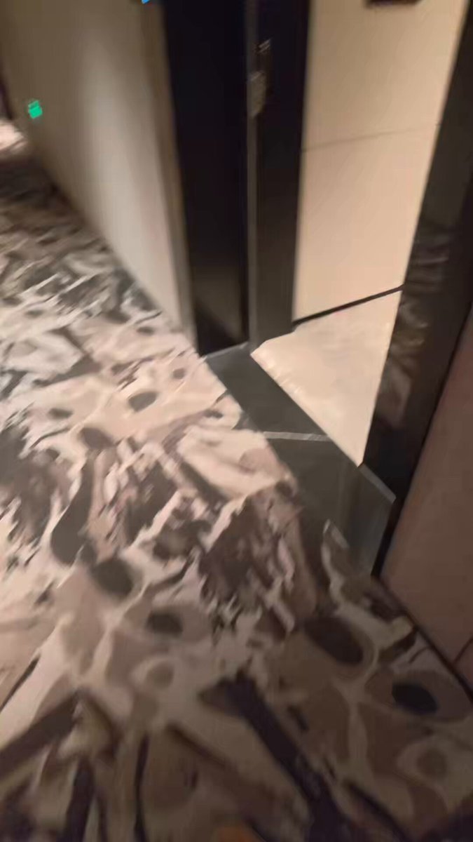 绑了一只小母狗?







 