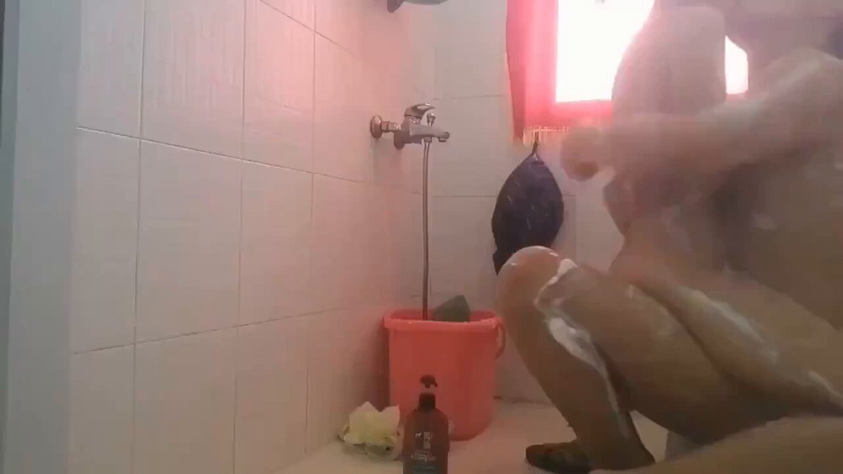   #洗澡偷拍 #乱伦 #高跟  
妈妈出去上班了，爸爸在家里给女儿洗澡；
洗着洗着爸爸也脱裤子了，然后女儿握住爸爸的大鸡巴慢慢的插入了自己的小穴，...