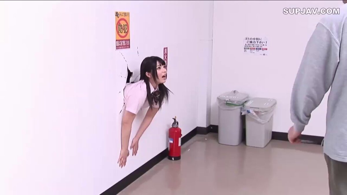 ए.वी.: दीवार में फंसी एक लड़की को सेक्स टॉय के रूप में इस्तेमाल किया जाता है। 