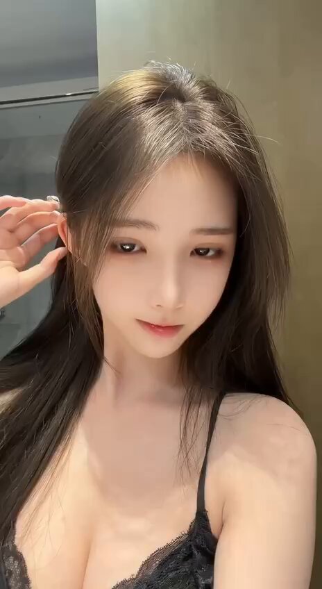 黒スト美女の浴室誘惑 巨乳 深Vキャミの揺れ