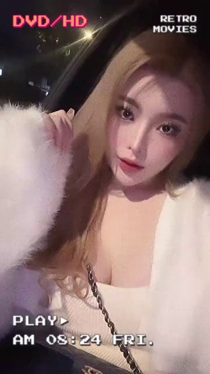 車内で爆乳美女が深Vで誘惑！モフモフジャケットの下で巨乳が揺れ、弾けそう