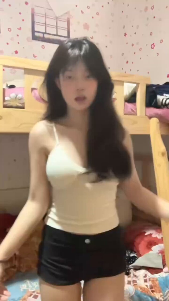 宿舍里的好女孩 藏着色情的肉体再也掩藏不住 