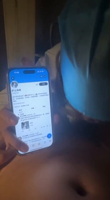 刚刚下班就被约走了…

等了我很久，想着奖励他一下…于是衣服都没换就舔了上去，肉棒有荷尔蒙的味道，也有暧昧的气息～

我都惊讶自己怎么这么主动...