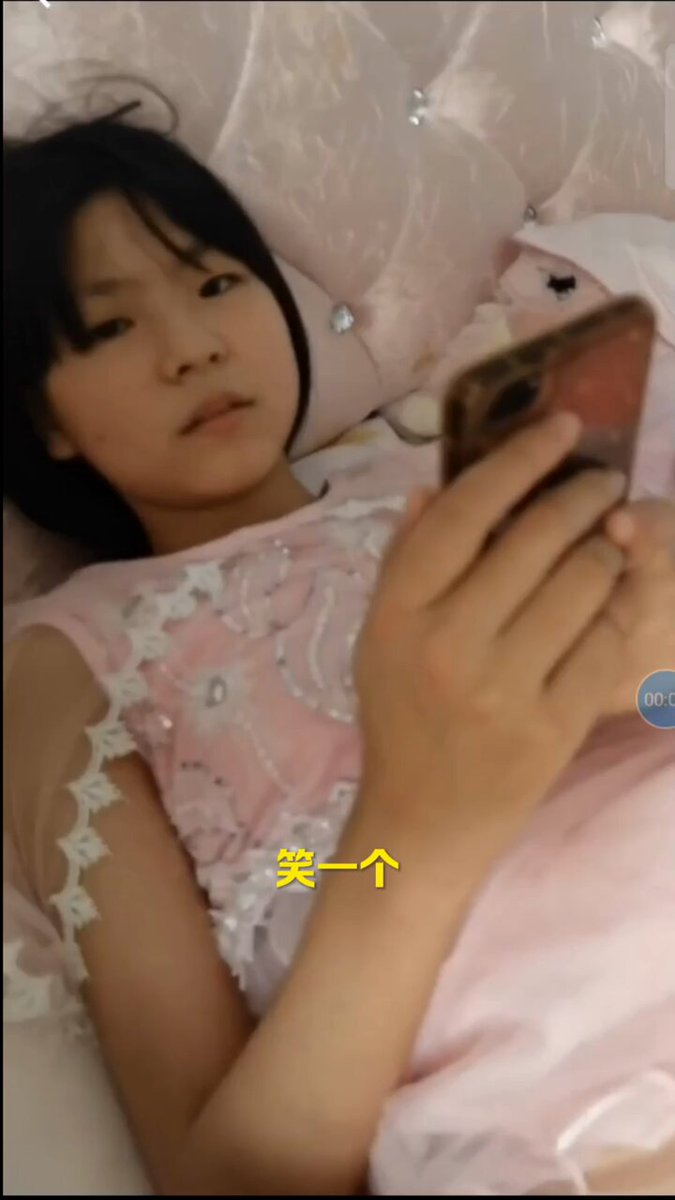 학교를 자퇴한 여동생은 매일 오빠의 휴대폰만 가지고 놀 줄 알았다. 오빠는 이를 빌미로 여동생의 부드러운 보지를 마구잡이로 만지작거렸다. 오...