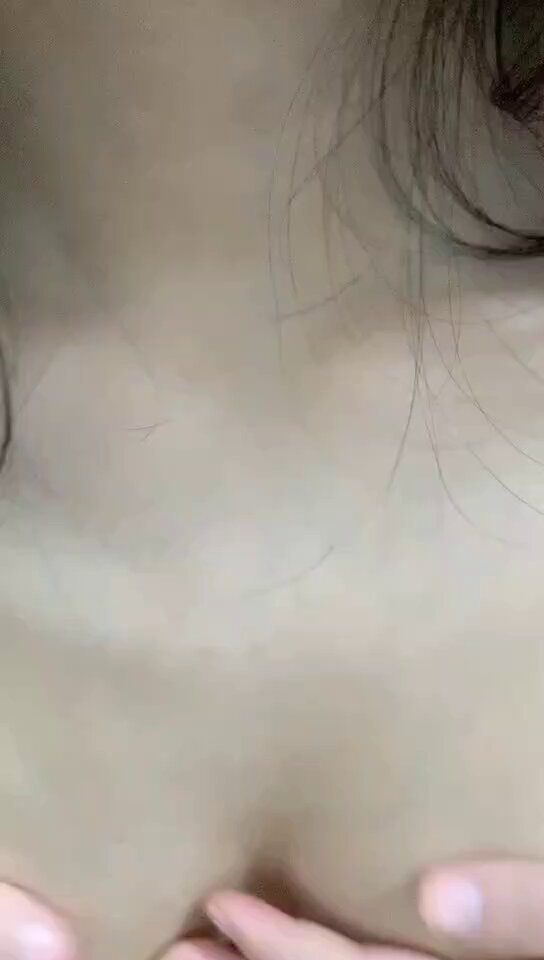 美乳少女双手揉捏巨乳诱惑，乳沟深陷手指陷没