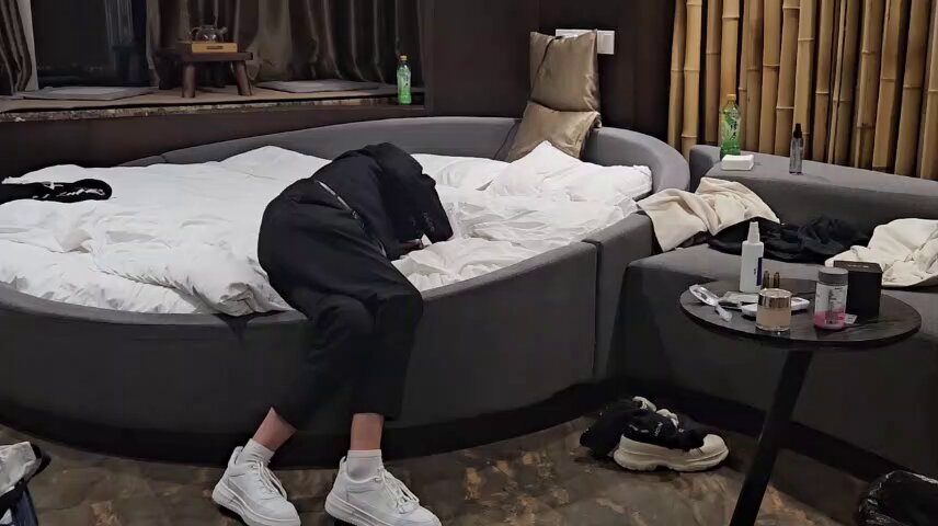 圆床激情！长腿帅哥穿白袜被裸男猛撸大屌狂射