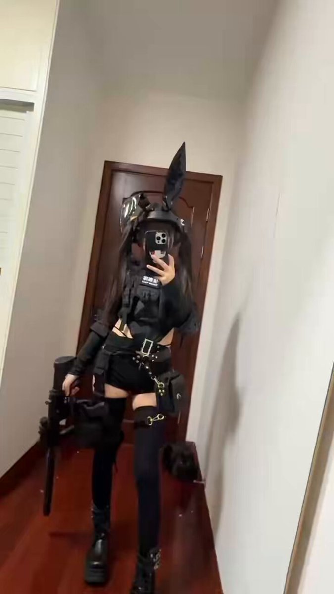 黑丝兔女郎持枪诱惑 自拍超辣战术cosplay