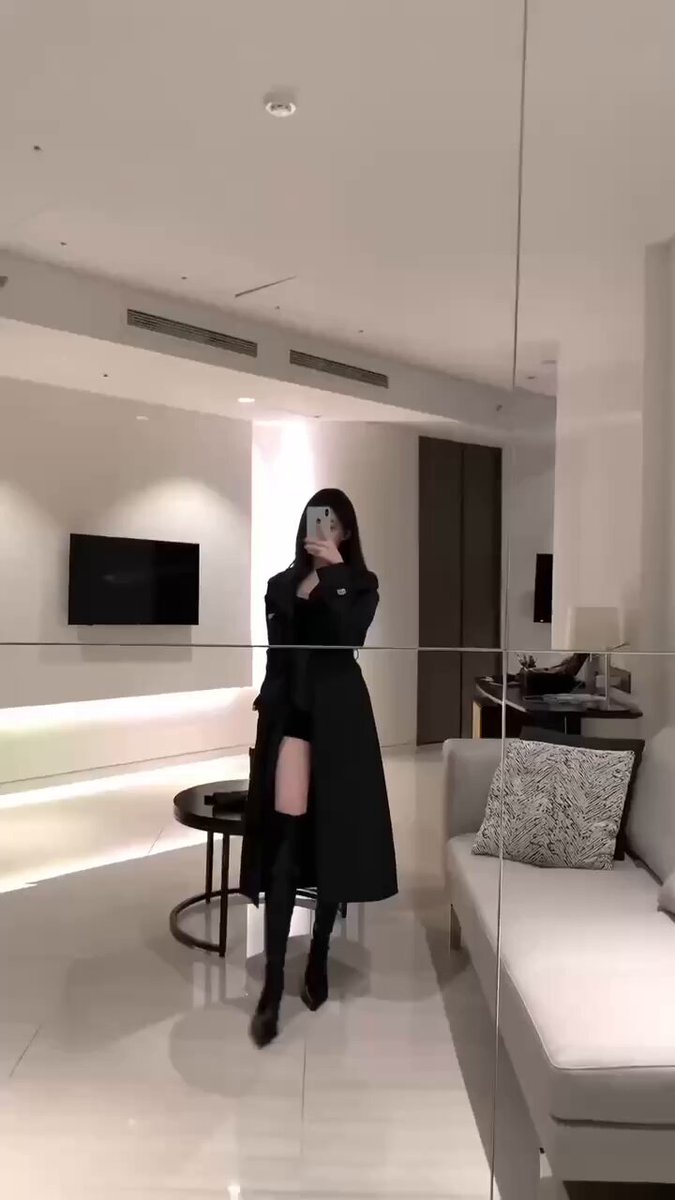 ホテルで黒スト美女の誘惑セルフィー！長い脚とスリット入りトレンチで肌見せ、欲望溢れる