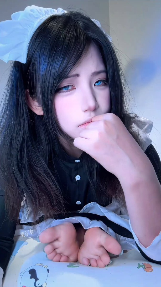 黑发女仆翘脚美少女诱惑足控福利