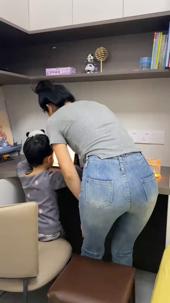翘臀妈妈辅导作业 紧身牛仔裤勒出诱人臀沟