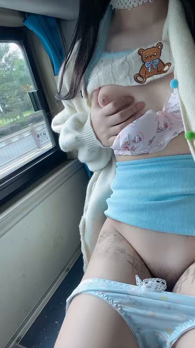 Entblößung im Bus. Ich liebe es, meinen Körper in der Öffentlichkeit zu zeigen! Ich habe Angst, entdeckt zu werden, aber ich möchte auch ...