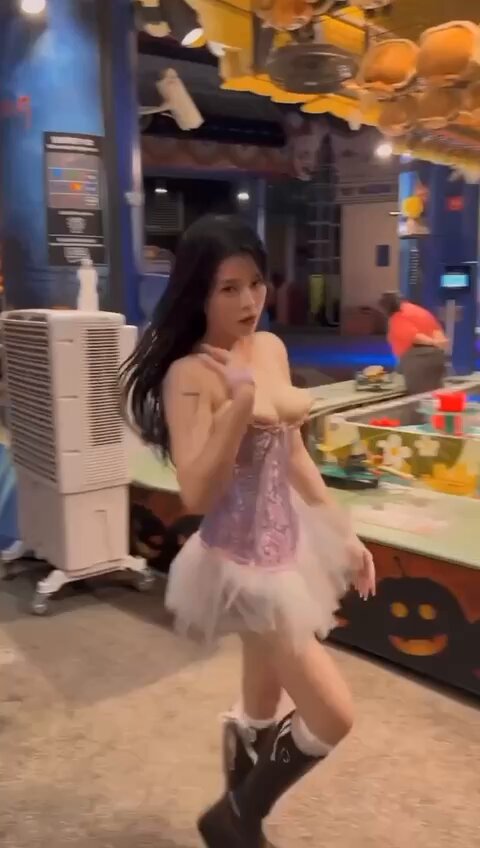 遊園地で紫の“妖精”系ギャルが胸を露出して激しくダンス！巨乳が揺れて観客を誘惑