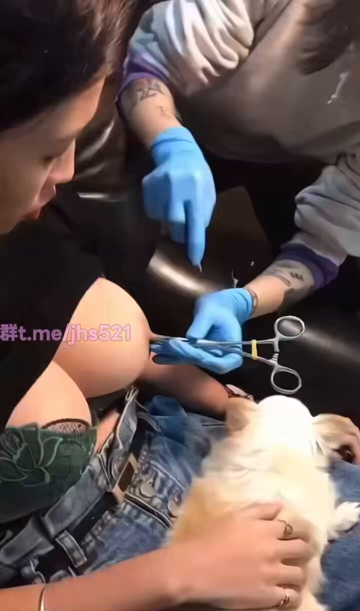 巨乳女の子の乳首クランプ穿刺の現場！タトゥー師が手袋で乳首を挟んで超刺激