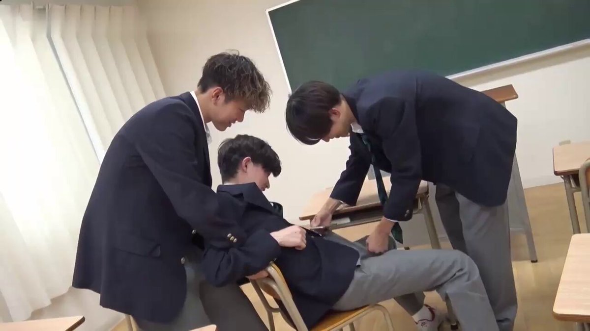 GV：不敢反抗校园恶霸玩弄，被口爆猛操射精 