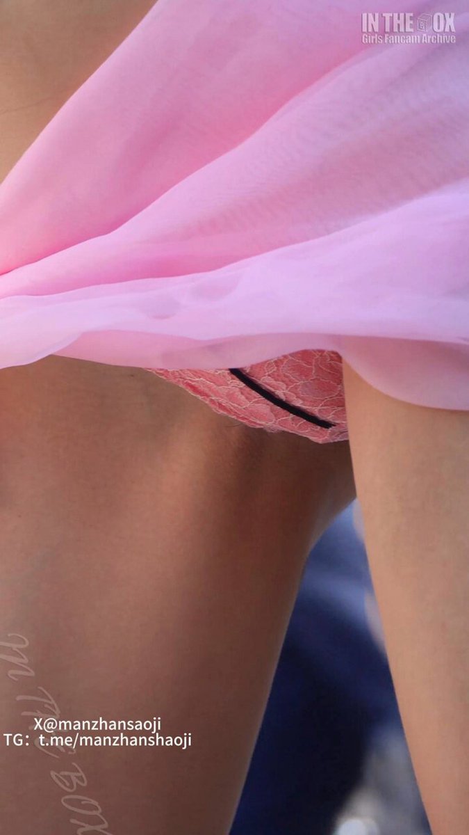 Di konvensi anime, para selebritas wanita terlihat memamerkan payudara mereka, berpose provokatif, dan melampaui batas ketelanjangan, mem...