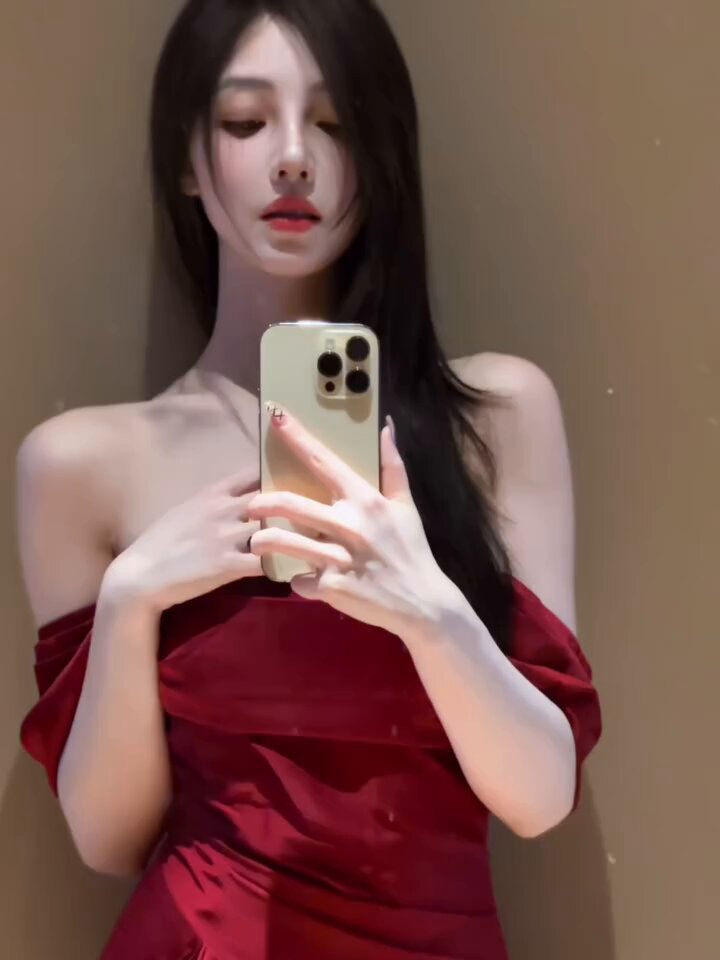 红裙狐媚美女自拍诱惑，肩裸美乳若隐若现！