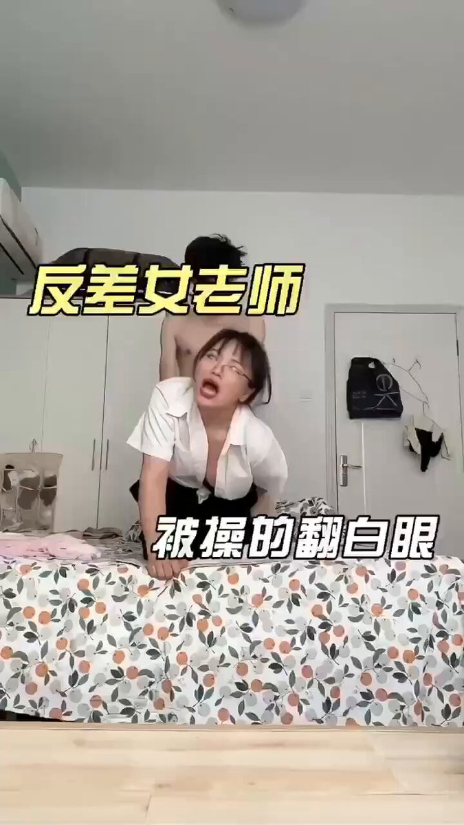 Schoolgirl in Black Open-Crotch Stockings Shows Off Her Lewd Pussy! Boyfriend Pounds Her from Behind, She Can't Stop Moaning