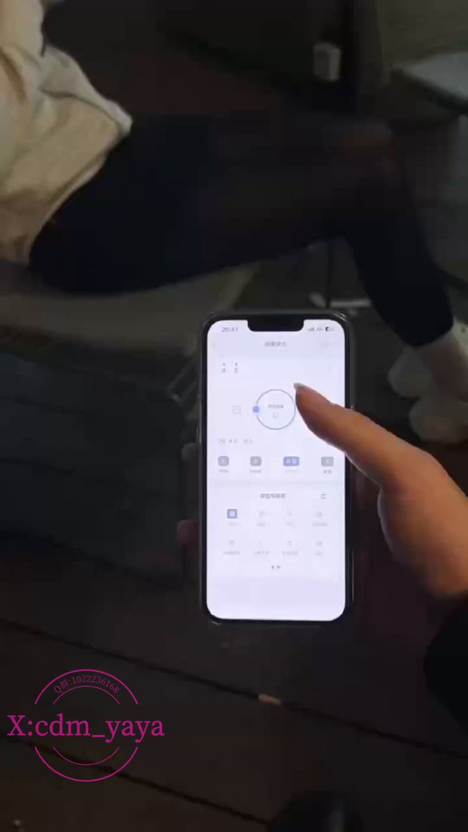 久不见面的姐妹 ，突然说和我逛街要给我一个圣诞迟来得惊喜，吃饭过程他神神秘秘的出去了一趟，回来后递给我一台手机，本以为是送我的，划开后发现...