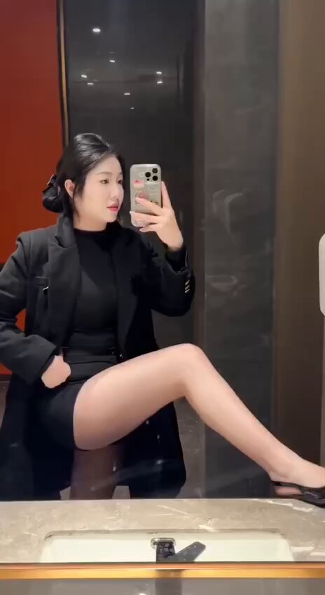 我不太会哄人~

但我坐在那，你就会安静下来. 