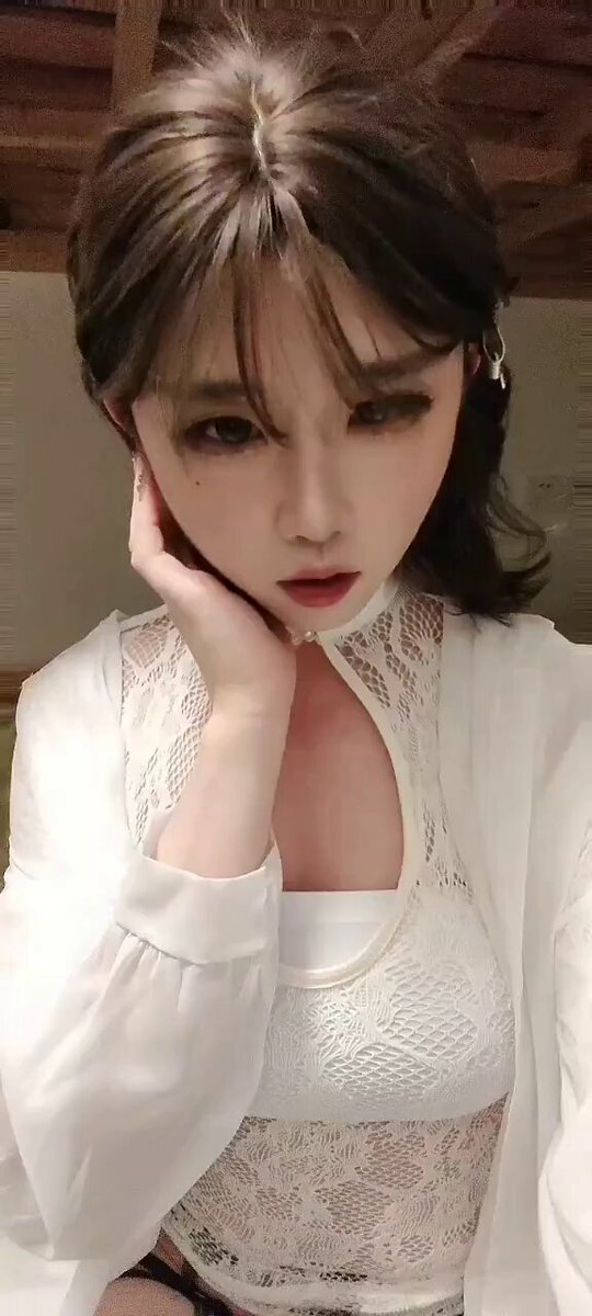 清纯美女伸舌诱惑 蕾丝透视大奶超撩人！