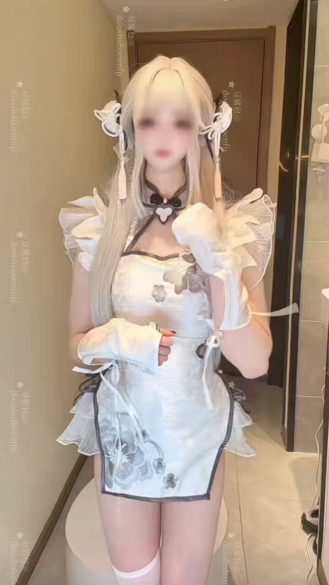 White-Haired Bunny Girl Half-Nude Tease! Exposed Huge Breasts, Perky Butt Swaying