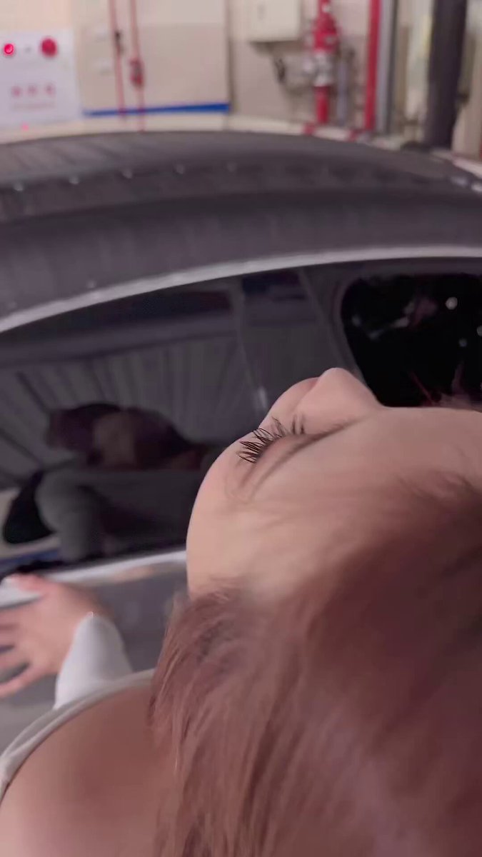 今年最后一天 🧨
要来收心操一下吧💦🔥
啊怎么在停车场….🥵
而且在监视器下面🫣

要操一下吗？🤍 