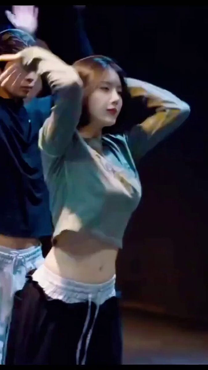 爆乳美女のホットダンスが胸を揺らし、腹筋を露出させ、誘惑が爆発的に高まる！