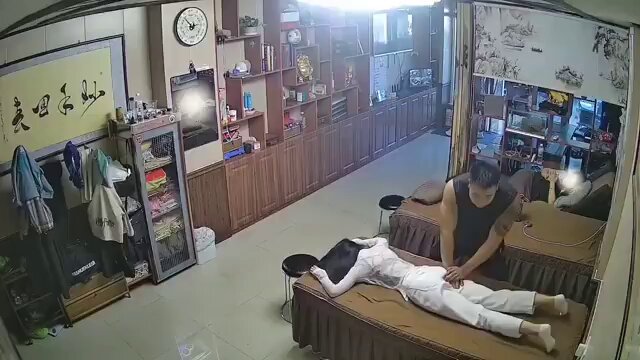 足疗店偷拍黑丝美女腿部按摩高潮