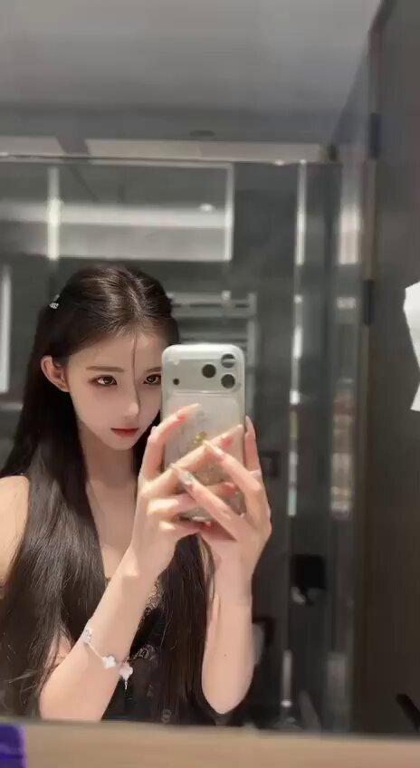 浴室の妖艶セルフィー！長髪美女が谷間を見せて自らを誘惑