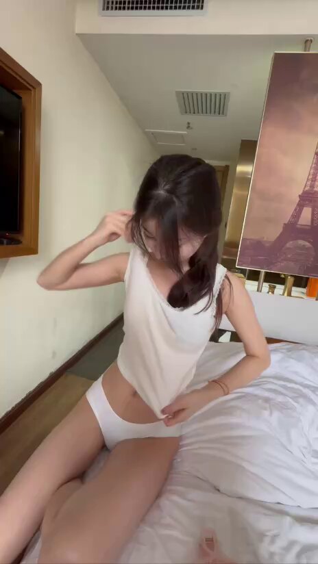 ホテルのベッドで白肌美女が挑発するパンティショー