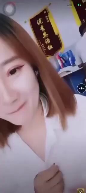 Seorang guru bahasa Mandarin yang cantik namun ternyata menarik tertangkap kamera sedang bermesraan dengan seorang guru pria di kantor. T...